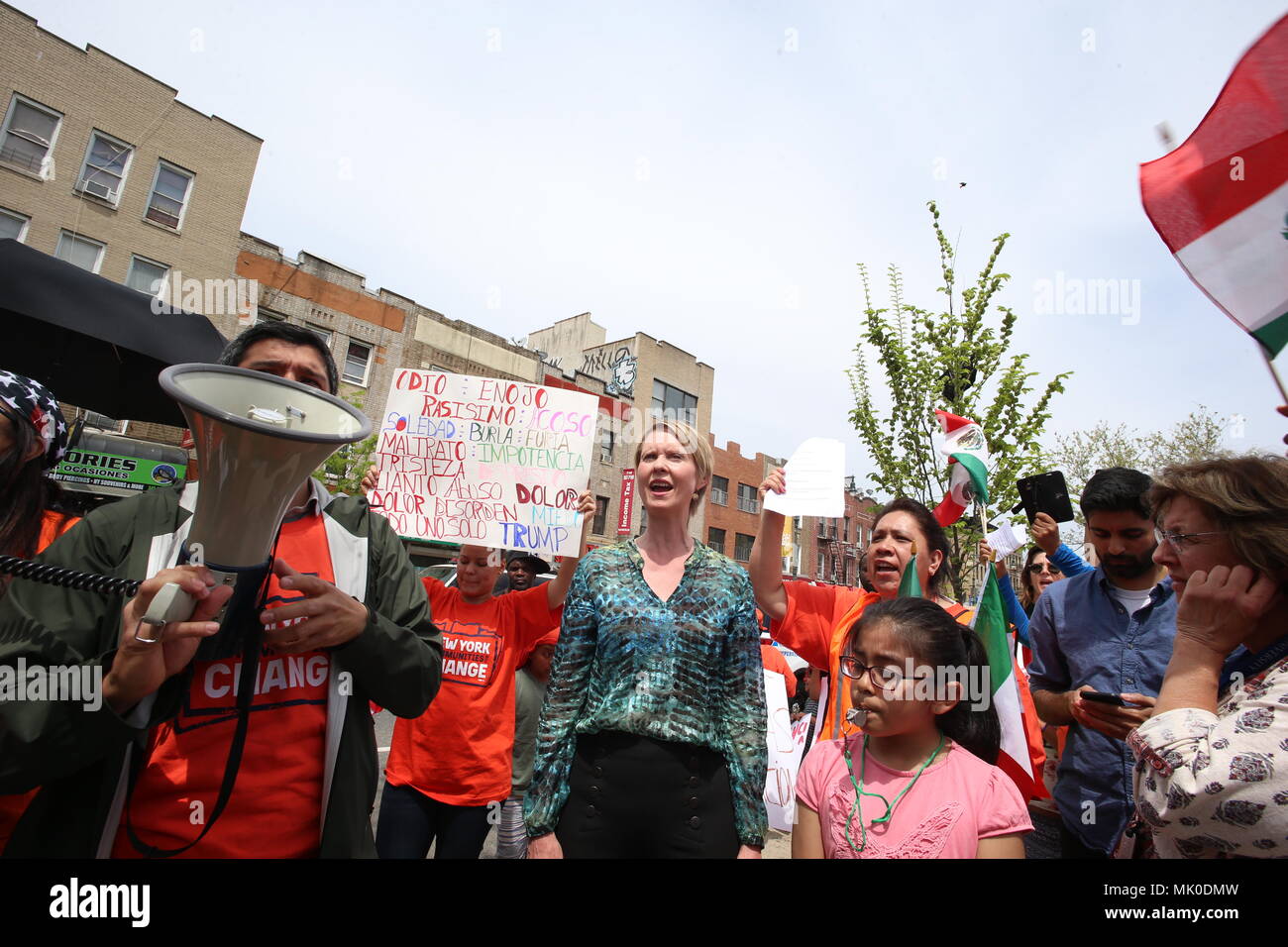 La città di New York, Stati Uniti. 05 Maggio, 2018. NY europee per cambiare uniti NY City membro del Consiglio per Sunset Park Carlos Menchaca & NYS gubernatorial candidate Cynthia Nixon per un rally & marzo contrapposte del ghiaccio recenti incursioni e chiedendo assistenza per il Liberty Act, che impedirebbe lo stato da cooperante con il Federal le autorità di immigrazione tra gli altri regolamenti. Credito: Andy Katz/Pacific Press/Alamy Live News Foto Stock