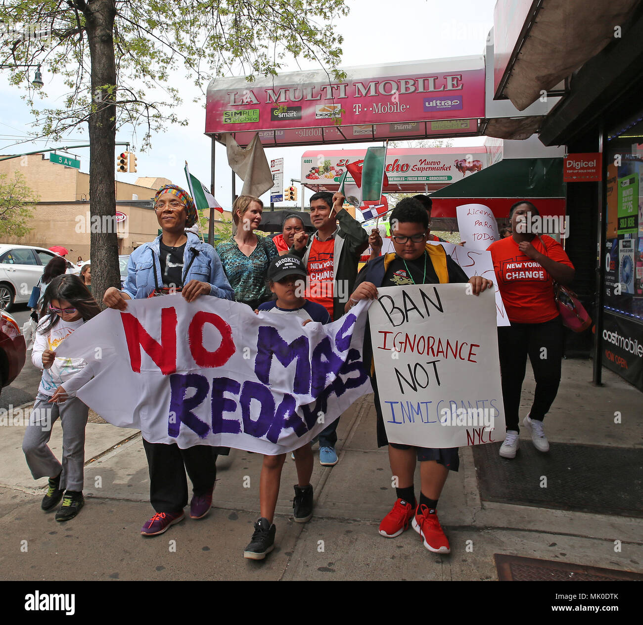 La città di New York, Stati Uniti. 05 Maggio, 2018. Dimostranti passano attraverso la Quinta Avenue Business District. NY europee per cambiare uniti NY City membro del Consiglio per Sunset Park Carlos Menchaca & NYS gubernatorial candidate Cynthia Nixon per un rally & marzo contrapposte del ghiaccio recenti incursioni e chiedendo assistenza per il Liberty Act, che impedirebbe lo stato da cooperante con il Federal le autorità di immigrazione tra gli altri regolamenti. Credito: Andy Katz/Pacific Press/Alamy Live News Foto Stock