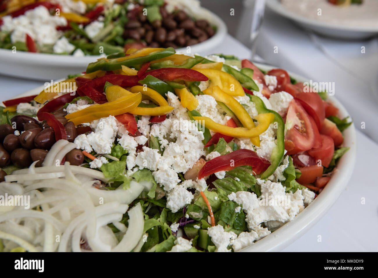 Fresca insalata greca fatta con una varietà di verdure sane e formaggio Foto Stock