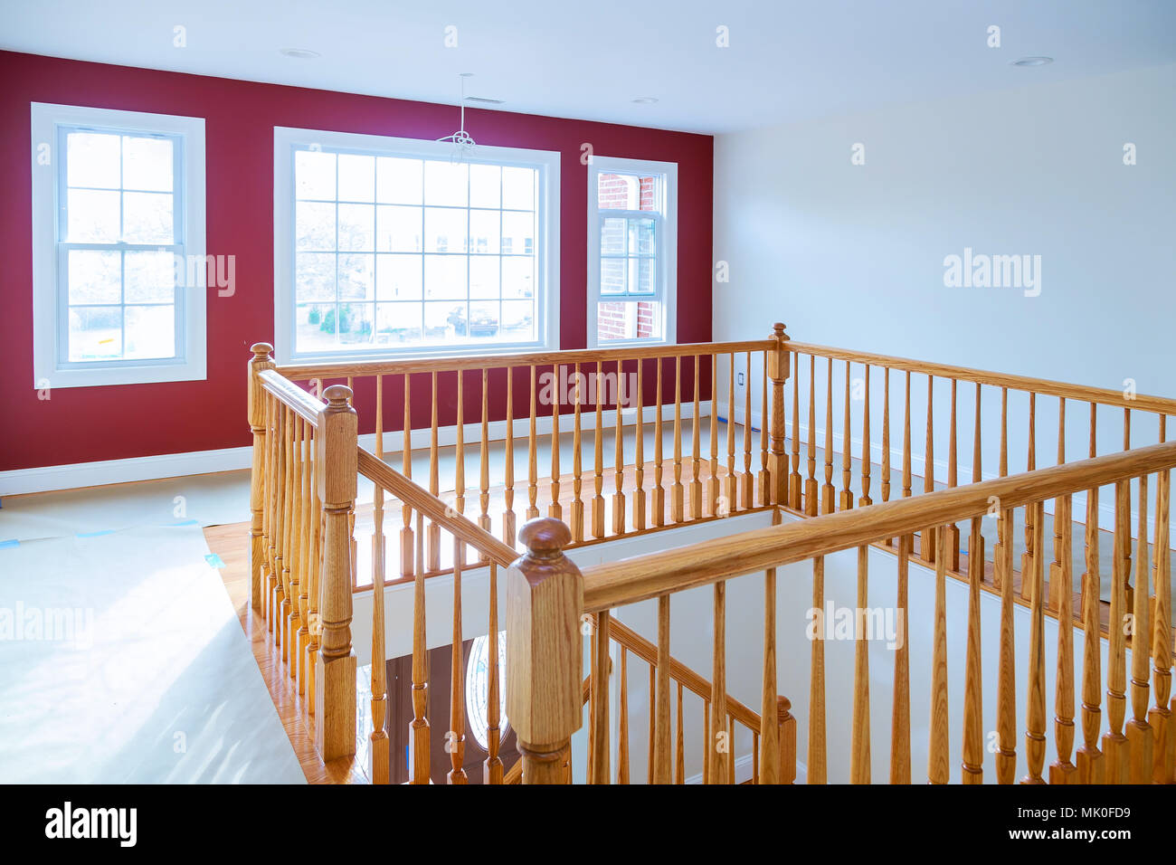 Nuova costruzione home vantando scalinata con ringhiere in legno e pavimenti in legno duro. Foto Stock