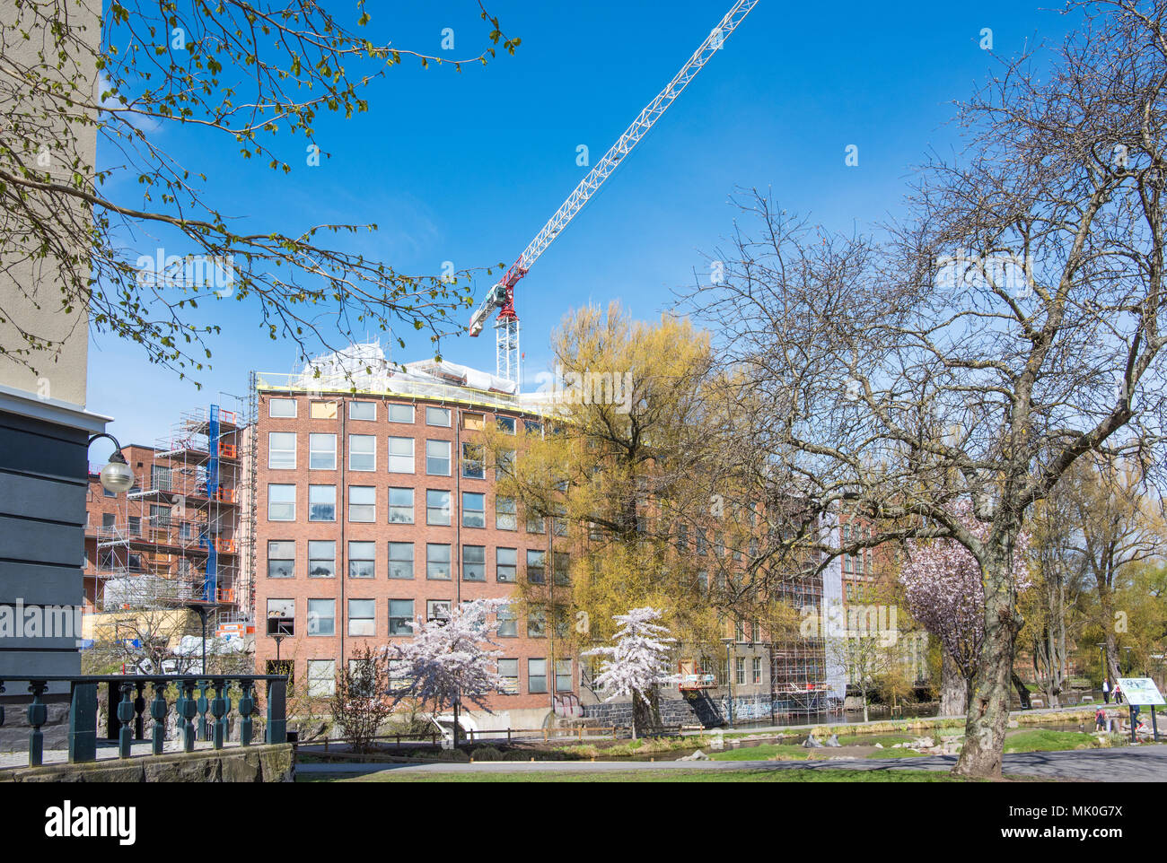 Il Waterfront Park Strömparken lungo il fiume Motala in Norrkoping durante la primavera in Svezia Foto Stock