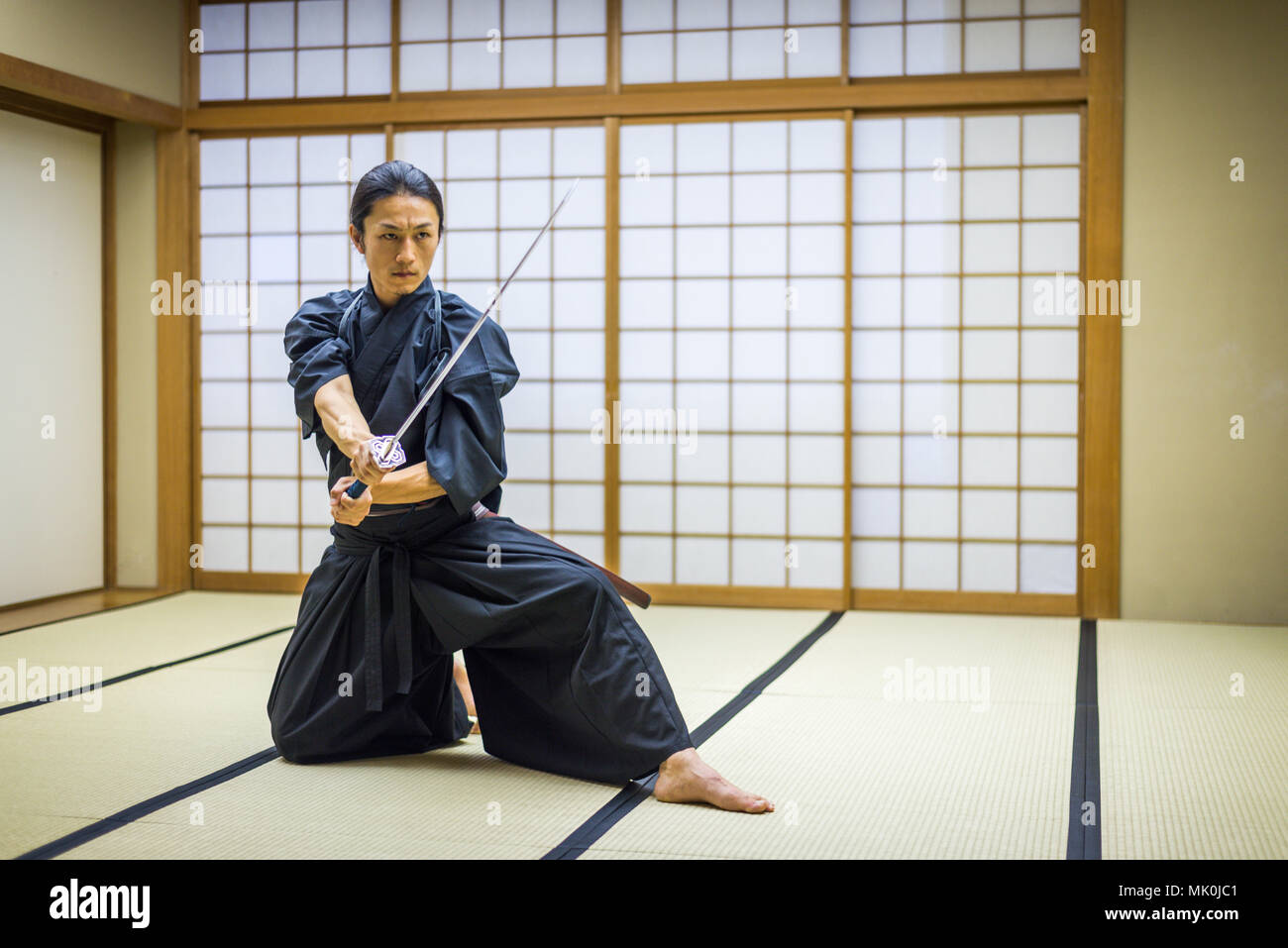 Giapponese di arti marziali atleta di Kendo di formazione in un dojo -  Samaurai la pratica in una palestra Foto stock - Alamy