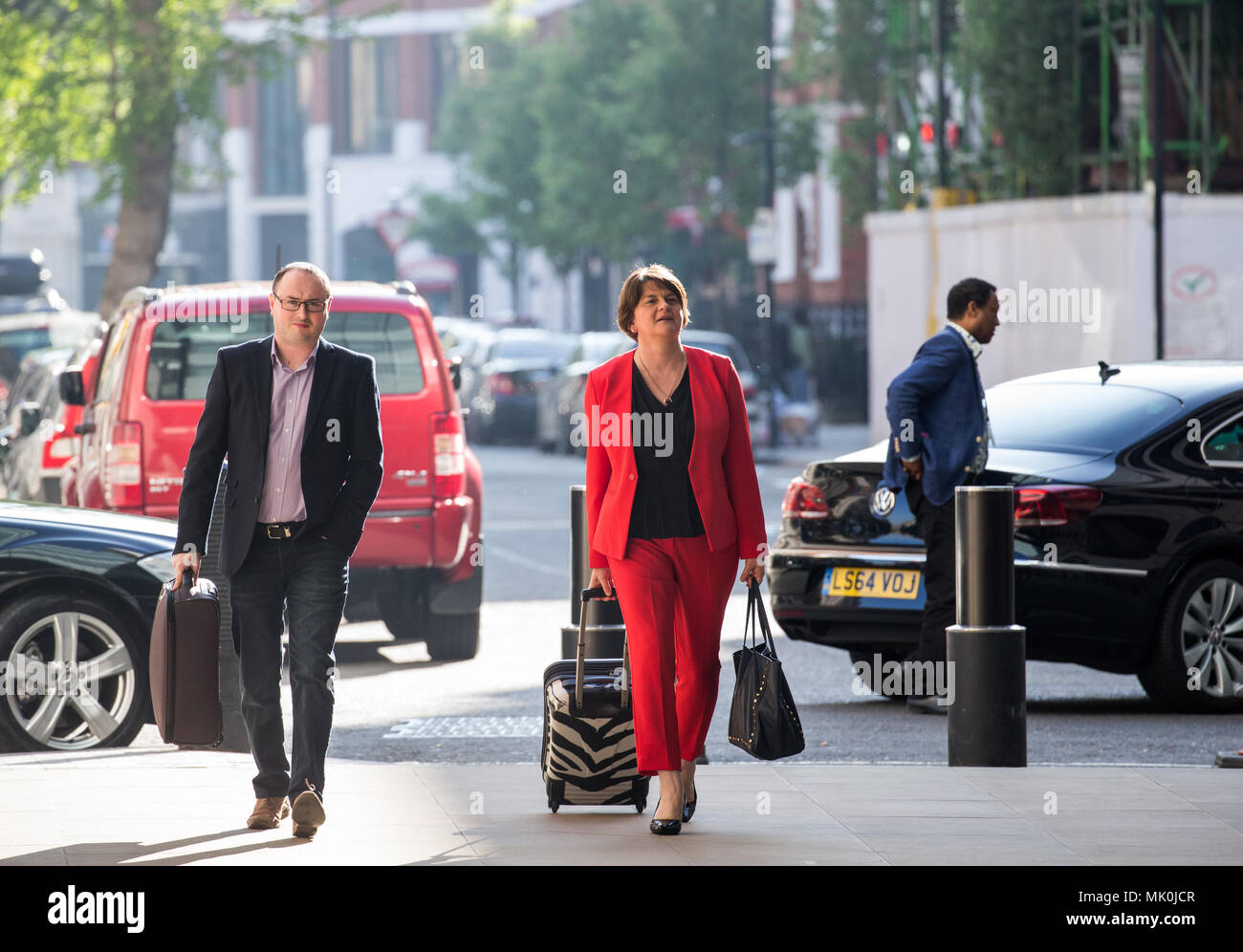 Arlene Foster, leader dei democratici di partito unionista, arriva per il Andrew Marr Show alla BBC Foto Stock