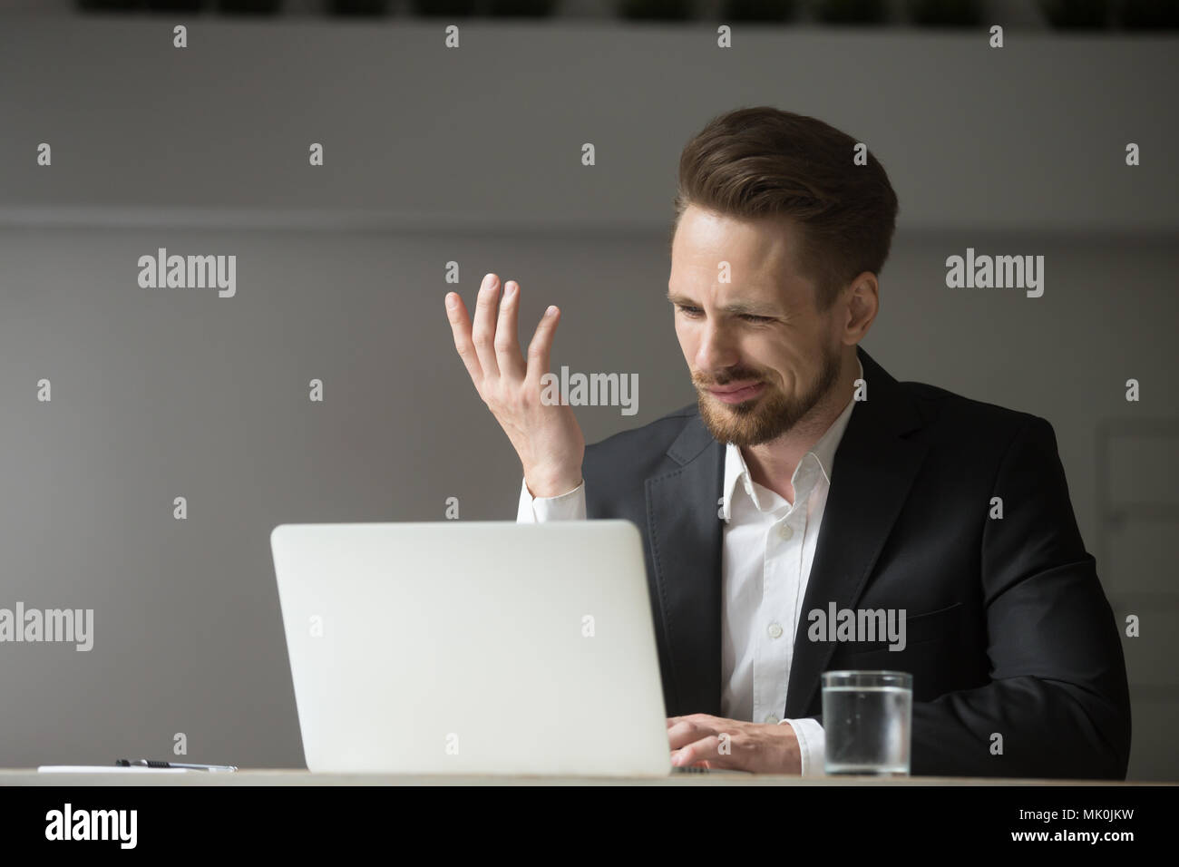 CEO maschio confusa circa la sua crisi aziendali Foto Stock