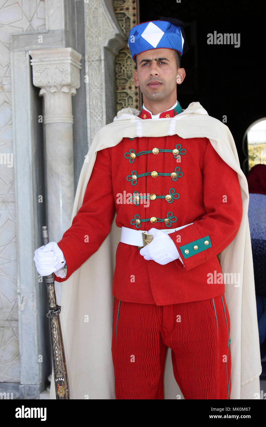 Marocchino Guardia reale al di fuori del Mausoleo di Mohammed V, Rabat, Marocco Foto Stock