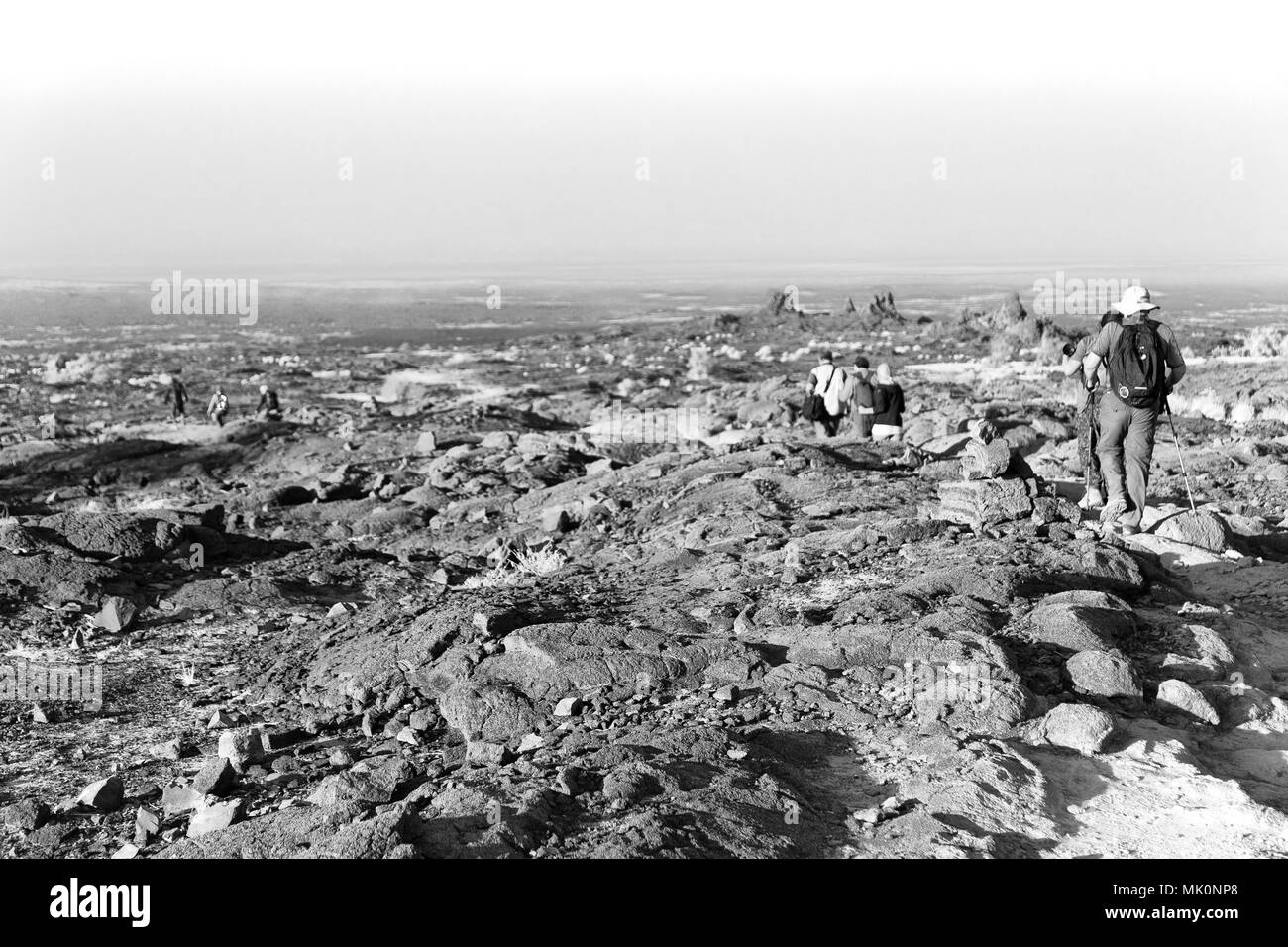 In danakil Etiopia africa il vecchio backpacker gente camminare nella terra del vulcano il concetto di vita sana e avventura Foto Stock