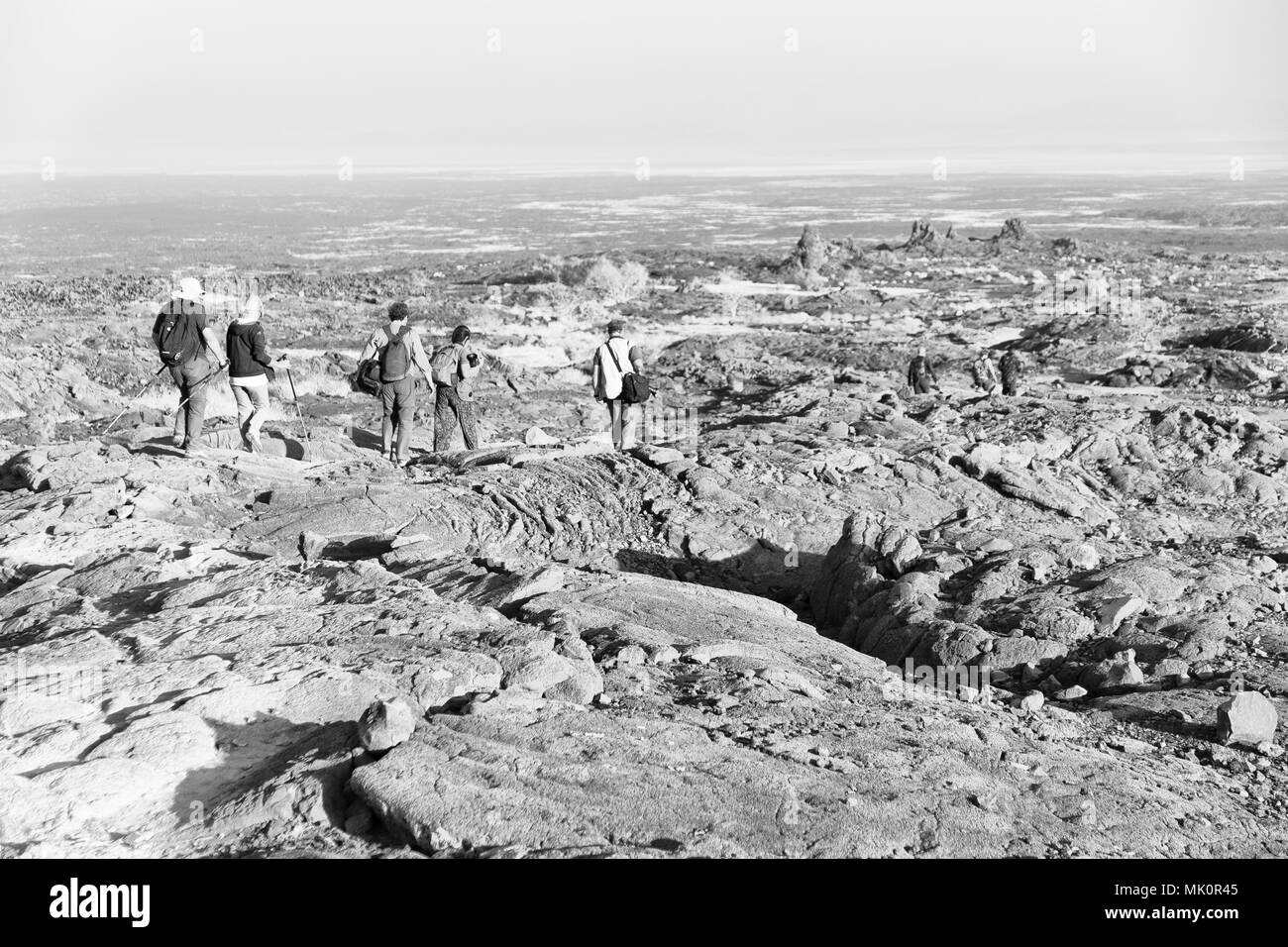 In danakil Etiopia africa il vecchio backpacker gente camminare nella terra del vulcano il concetto di vita sana e avventura Foto Stock