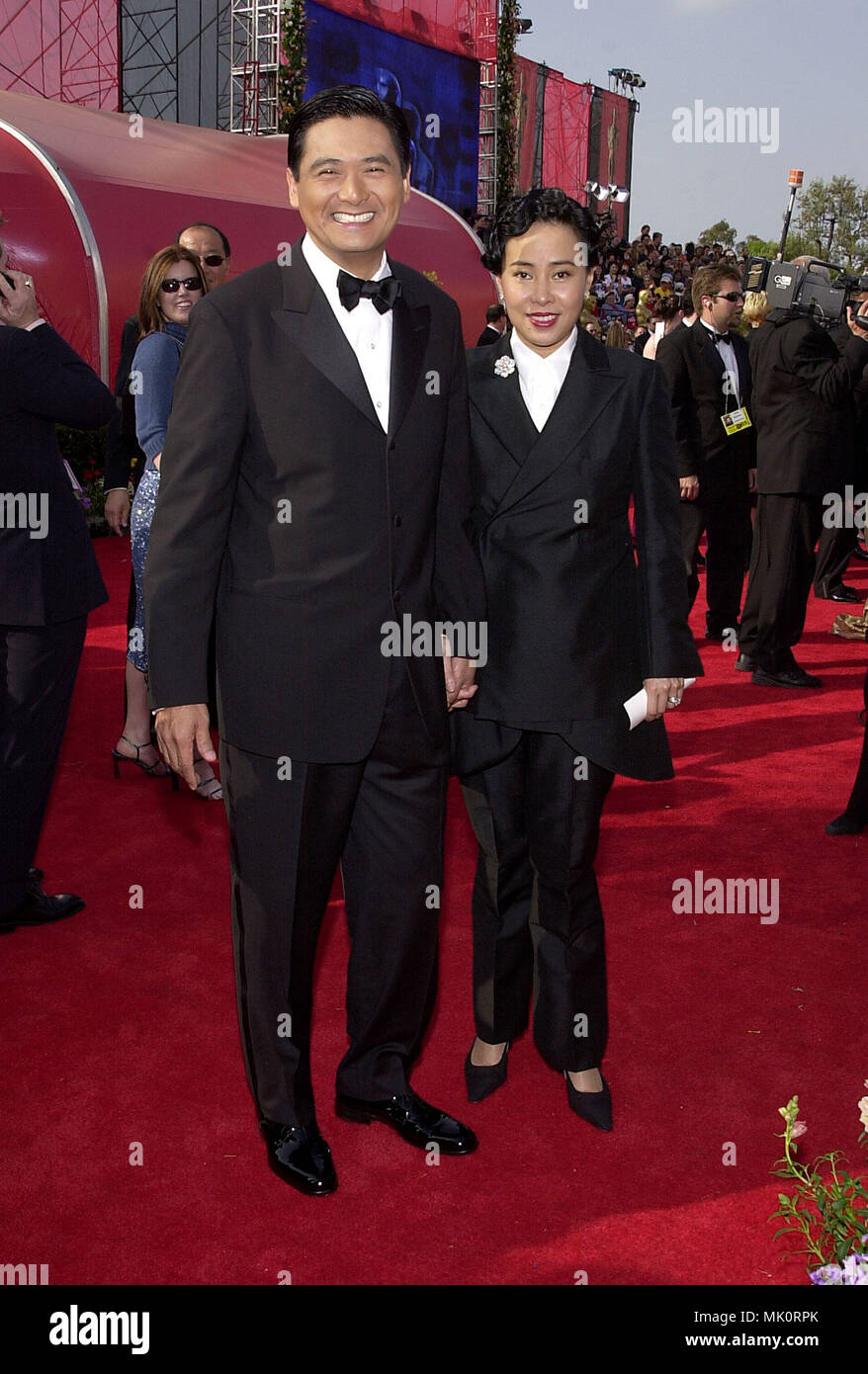 Chow Yun-Fat e moglie Jasmine arriva per la 73rd annuale di Academy Awards presso lo Shrine Auditorium di Los Angeles, domenica 25 marzo, 2001. - ChowYun-Fat Jasmine moglie43.jpg - ChowYun-Fat Jasmine moglie43.JPGChowYun-Fat Jasmine moglie43 evento nella vita di Hollywood - California, tappeto rosso Evento, verticale, STATI UNITI D'AMERICA, industria cinematografica, celebrità, fotografia, Bestof, arte cultura e intrattenimento, Topix celebrità moda / dal tappeto rosso-, verticale, migliori della vita di Hollywood, evento nella vita di Hollywood - California, tappeto rosso , STATI UNITI, industria cinematografica, celebrità, mo Foto Stock