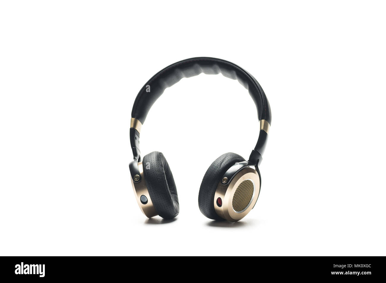 Auricolari neri isolati su sfondo bianco con il colore oro e materiale in pelle. Foto Stock