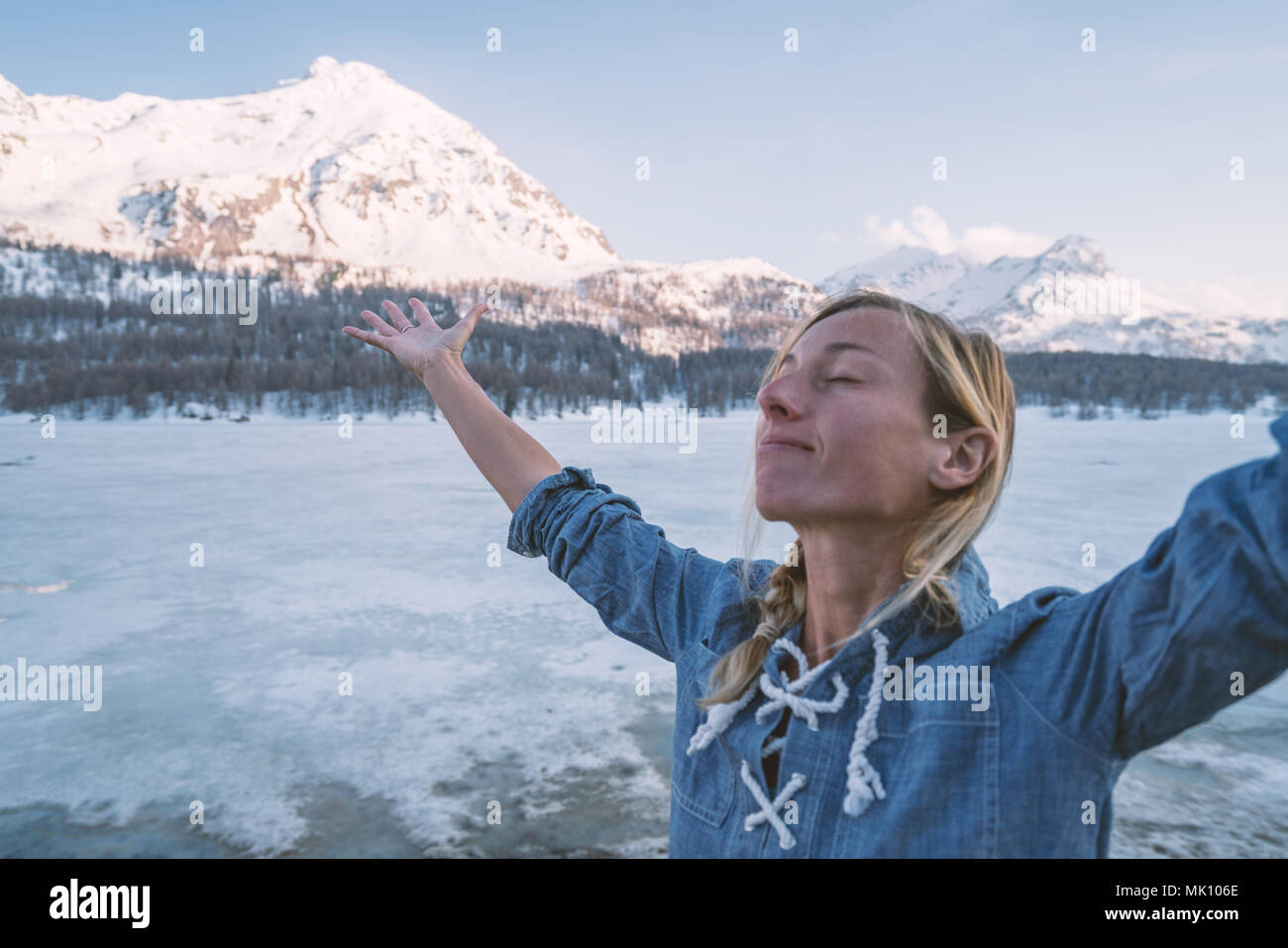 Giovane donna braccia tese in natura, paesaggio di montagna in Svizzera. Persone Viaggi benessere concetto di libertà Foto Stock