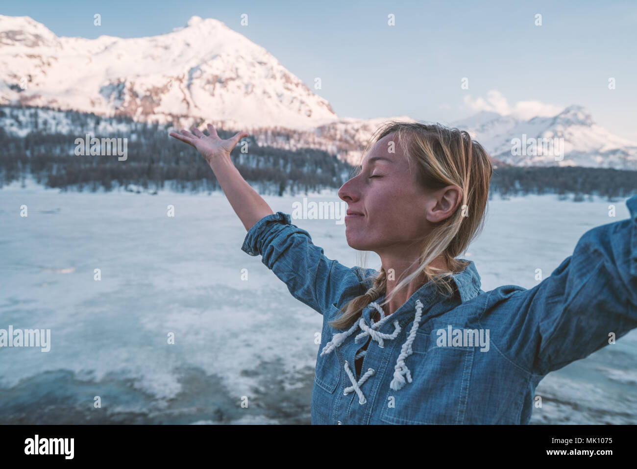 Giovane donna braccia tese in natura, paesaggio di montagna in Svizzera. Persone Viaggi benessere concetto di libertà Foto Stock