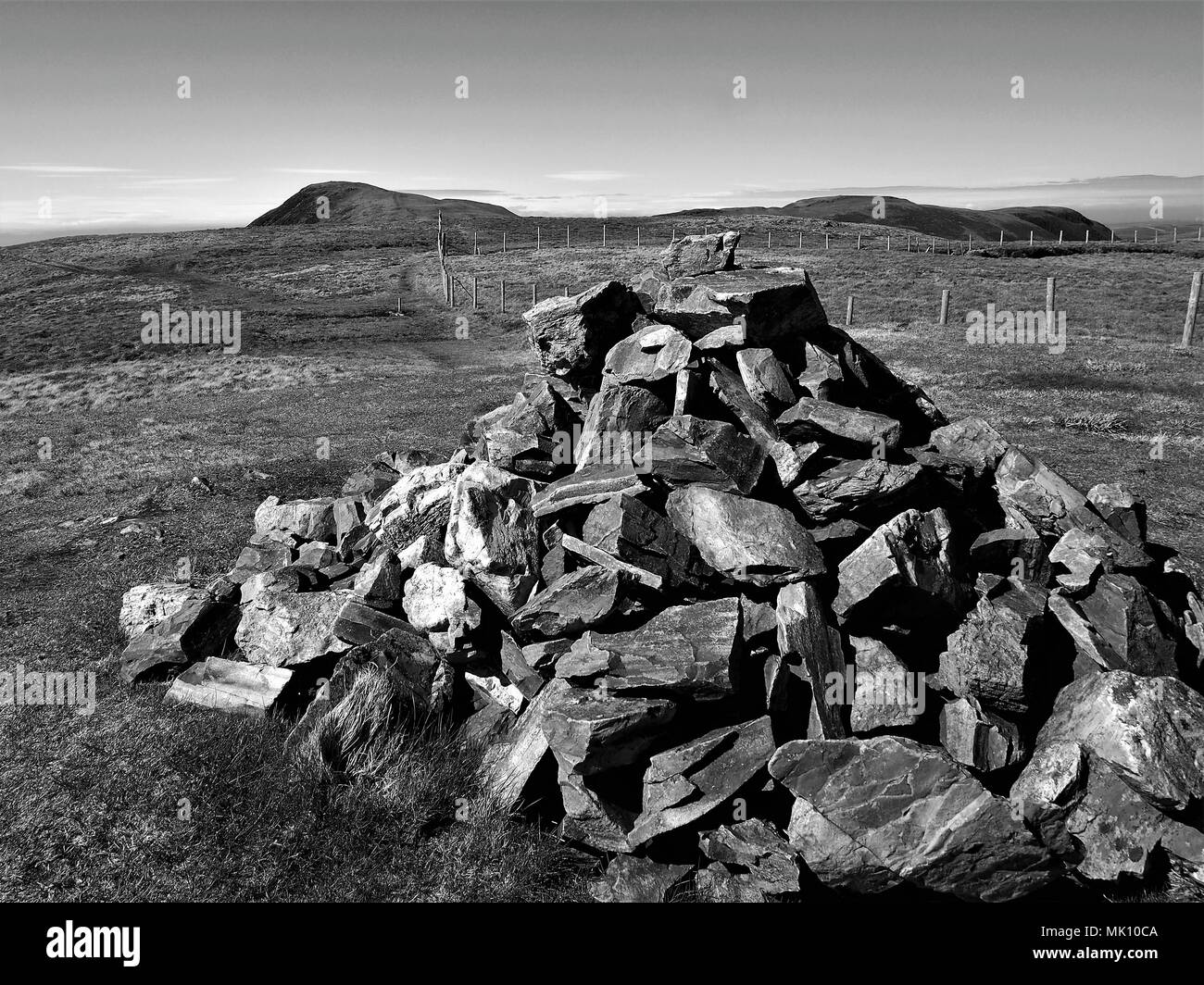 Il Vertice Cairn sul martello cadde con Blake è sceso al di là, Parco Nazionale del Distretto dei Laghi, Cumbria, Regno Unito Foto Stock