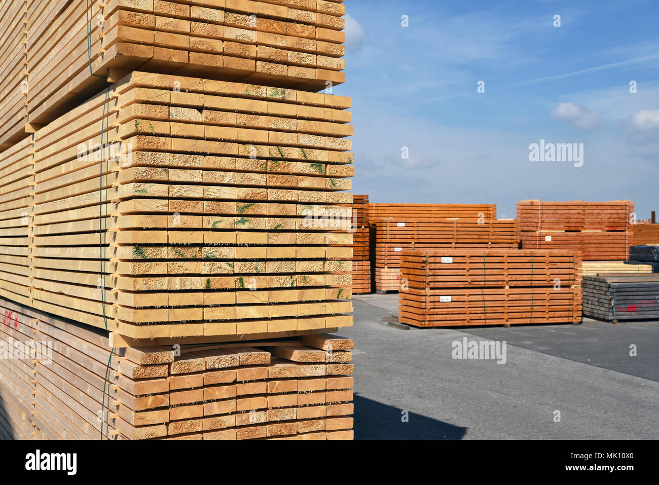 Impianto industriale segheria - stoccaggio dei pannelli in legno Foto Stock