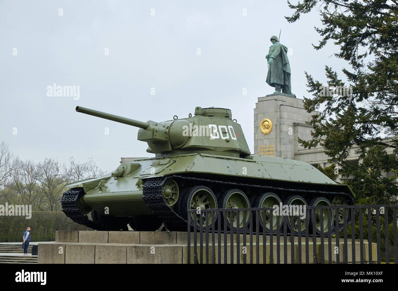 Berlino, Germania - 14 Aprile 2018: carro armato sovietico T-34 nella parte anteriore della statua del soldato sovietico alla guerra sovietica Memorial Tiergarten di Berlino, Germania Foto Stock