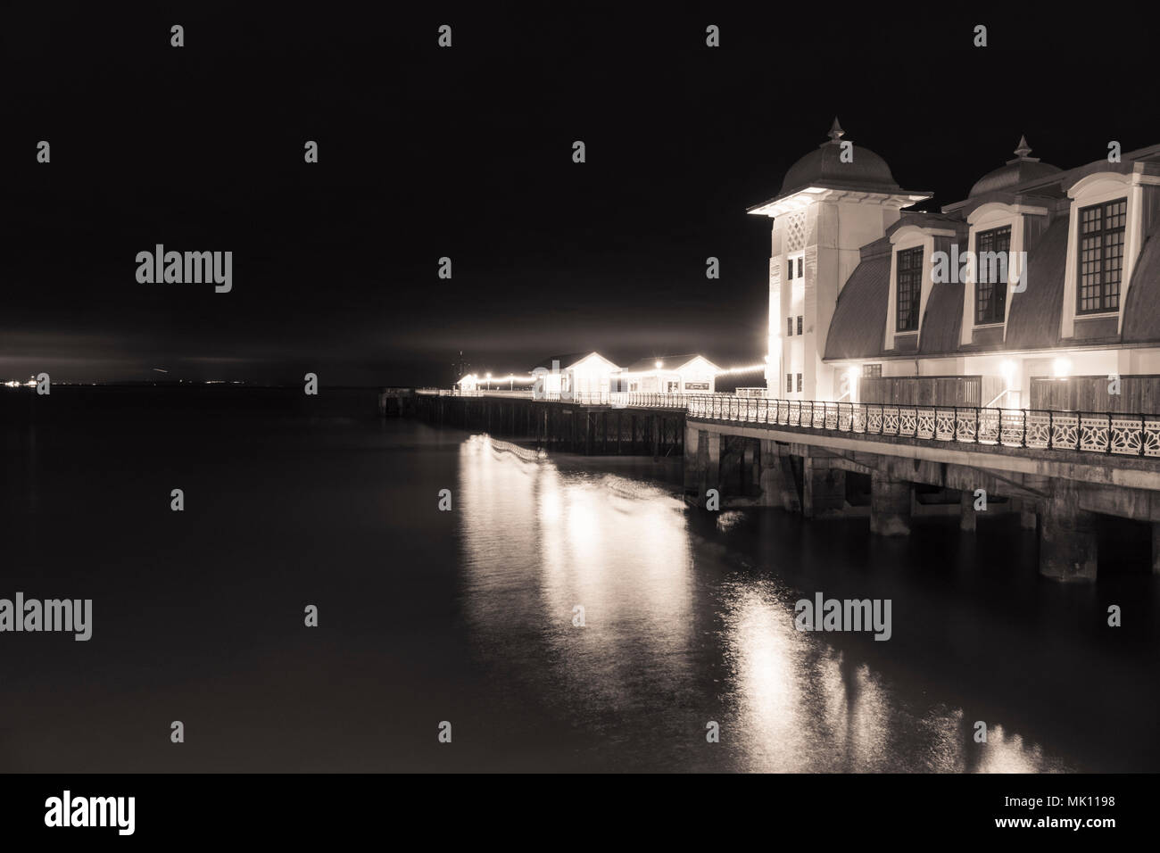 Vista notturna da Penarth Pier, Wales, Regno Unito Foto Stock