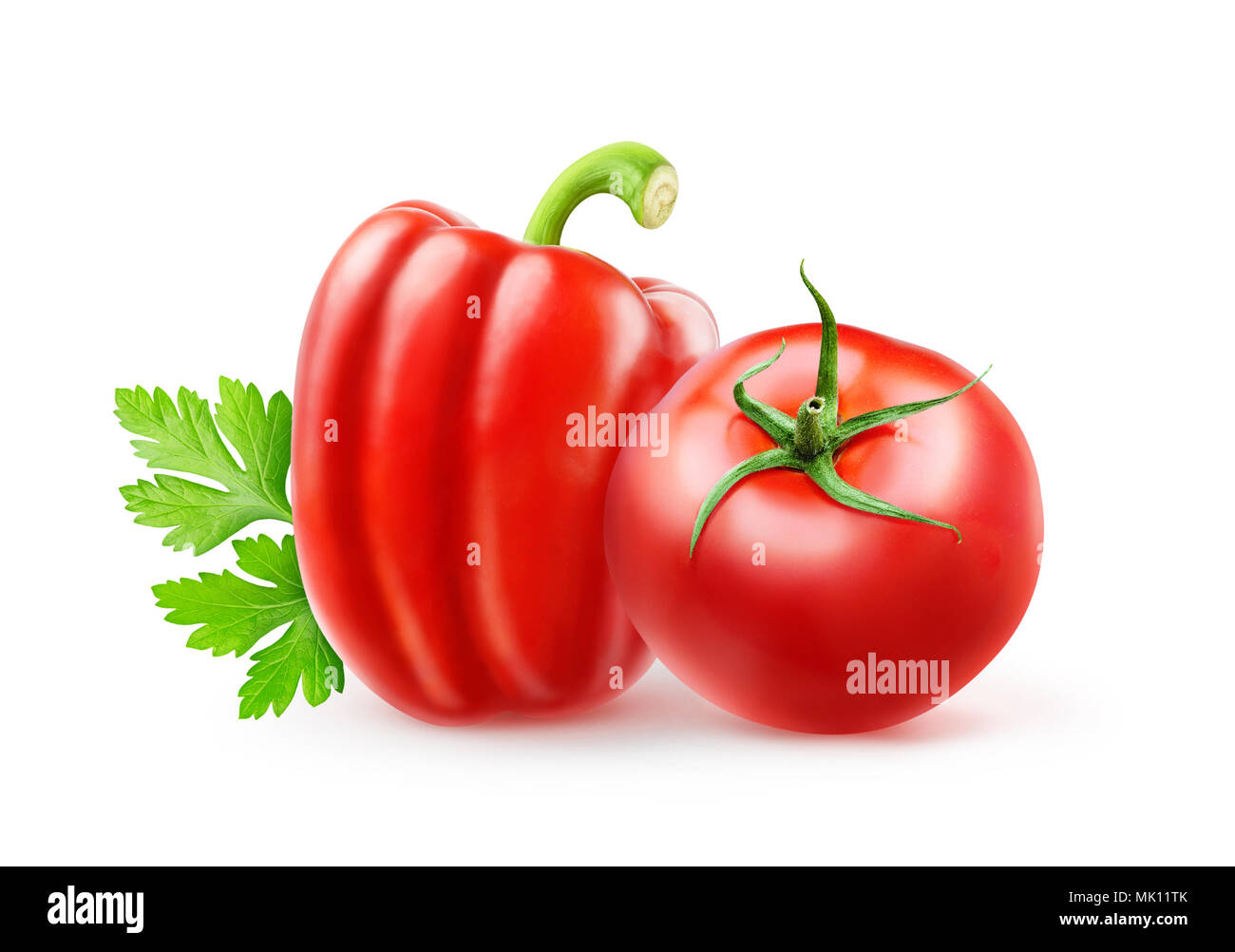 Isolato salade ingredienti. Peperone rosso, pomodoro e foglie di prezzemolo isolato su bianco con tracciato di ritaglio Foto Stock