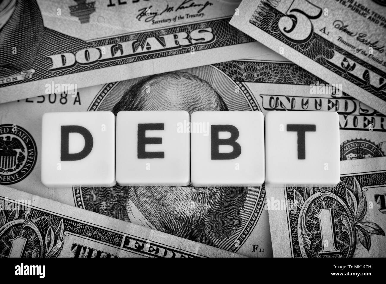 Dollari degli Stati Uniti e il debito di parola. Close up. In bianco e nero. Foto Stock