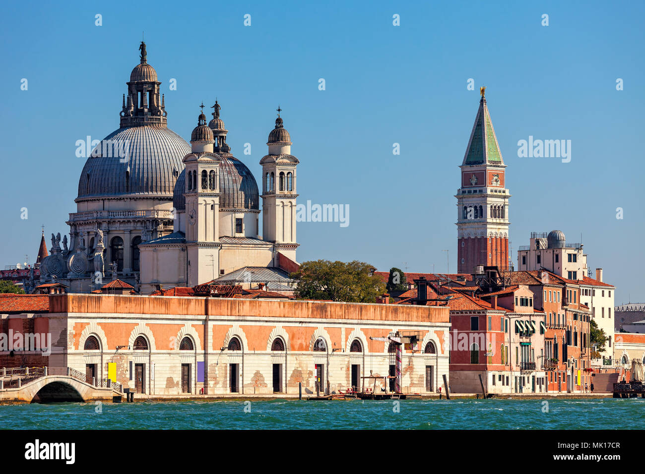 Cupole di Santa Maria della Salute basilica e Campanile di San Marco sullo sfondo a Venezia, Italia. Foto Stock