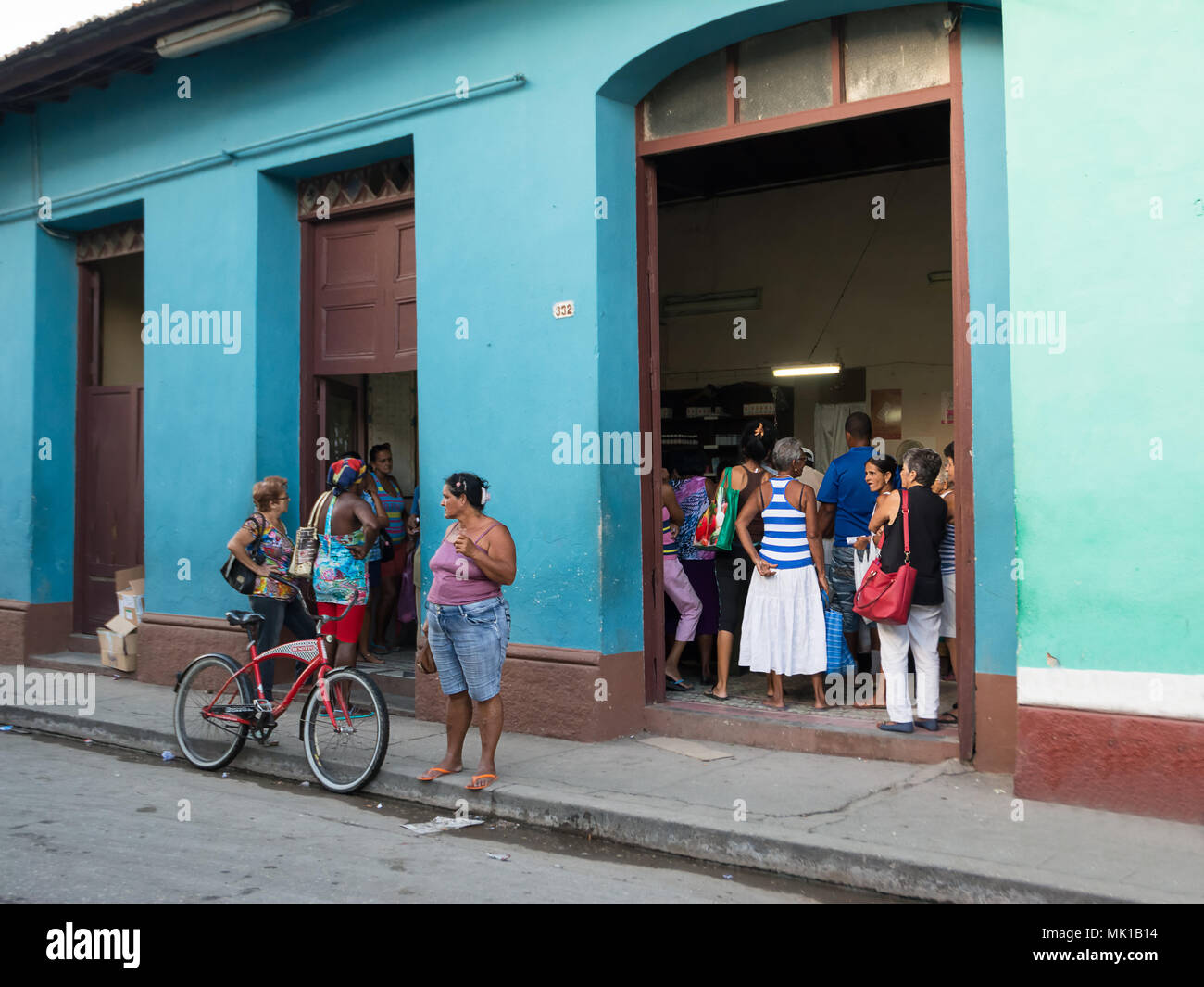 Trinidad, Cuba - 8 Dicembre 2017: persone schierate nella farmacia di Trinidad Foto Stock