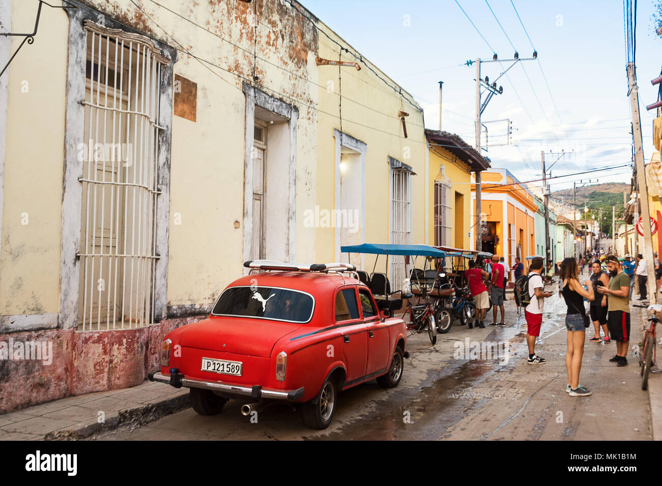 Trinidad, Cuba - 8 Dicembre 2017: La vita quotidiana in una strada a Trinidad con persone e automobili Foto Stock