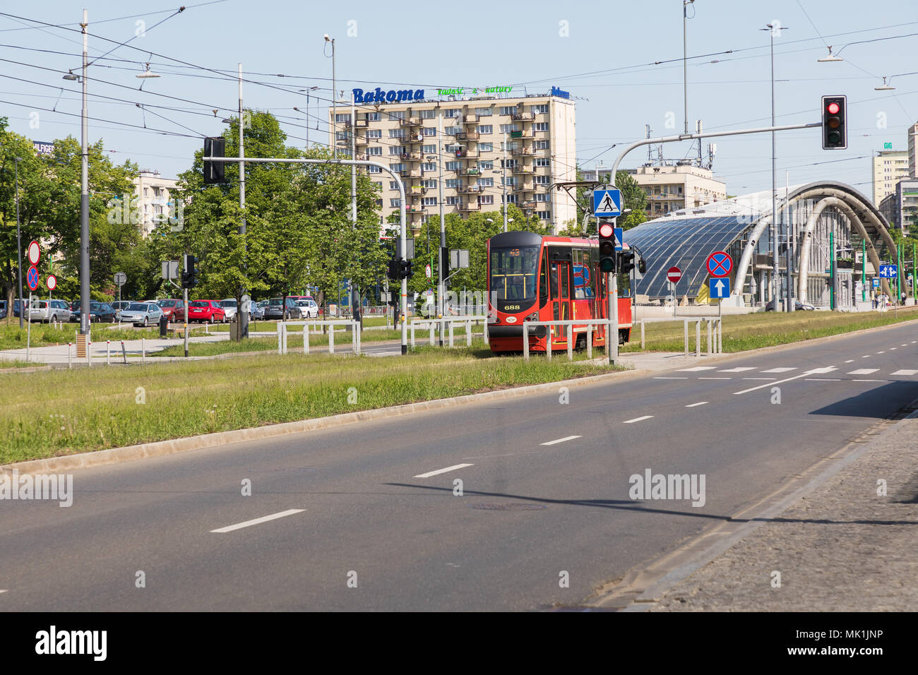 KATOWICE, Polonia - 05 Maggio 2018: il vecchio Konstal 105Na il tram che passa sulla piazza Rynek, nel centro di Katowice, Slesia, Polonia. Foto Stock