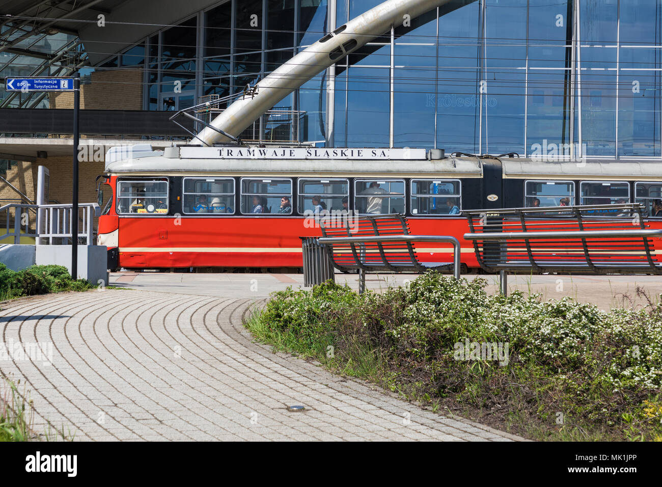 KATOWICE, Polonia - 05 Maggio 2018: il vecchio Konstal 105Na il tram che passa sulla piazza Rynek, nel centro di Katowice, Slesia, Polonia. Foto Stock