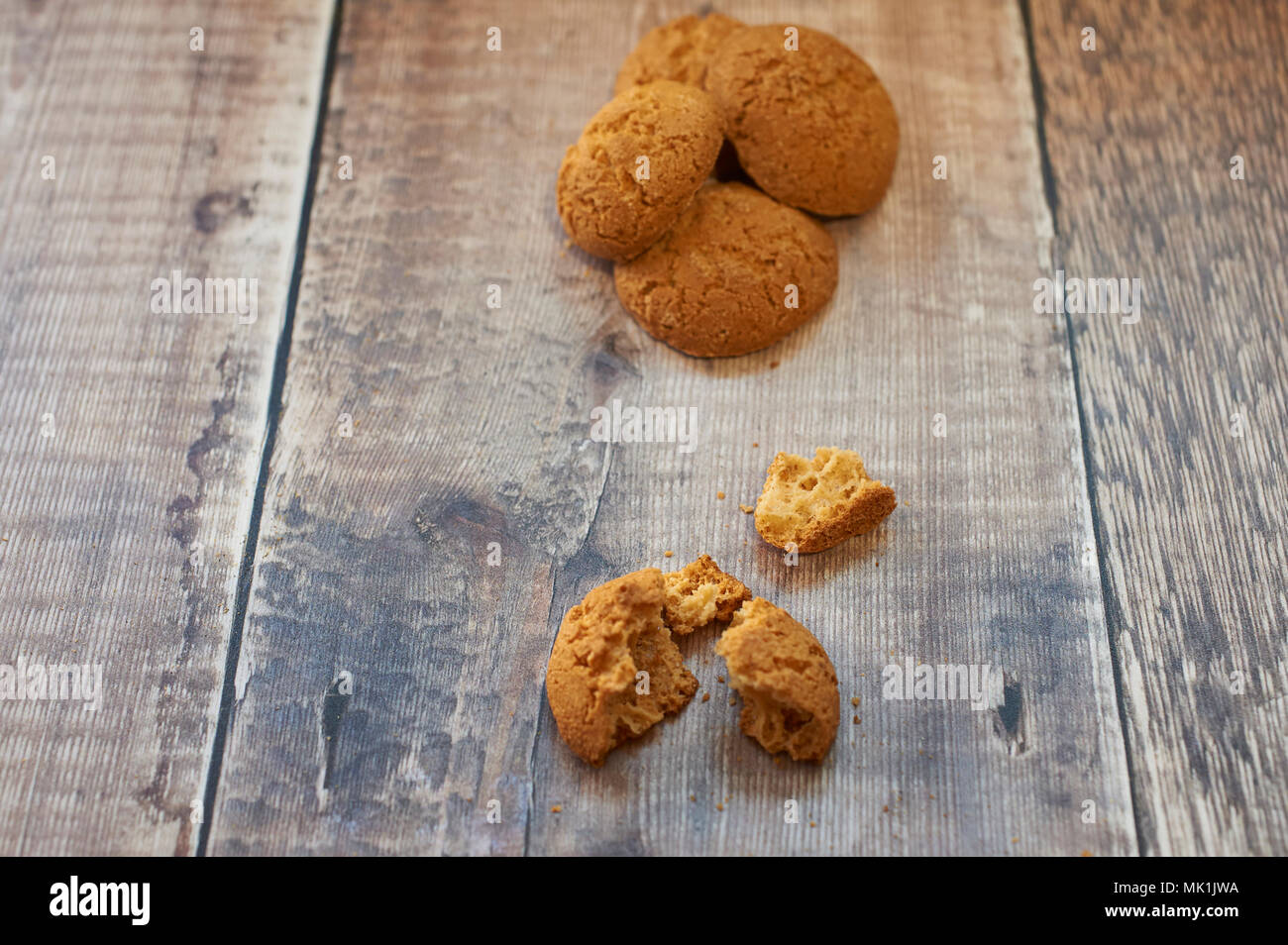 Italian Amaretti su un tavolo di legno top Foto Stock