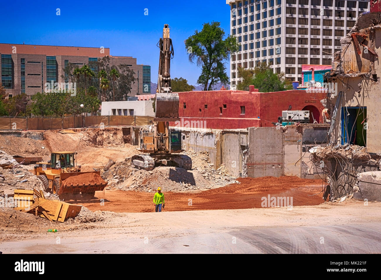 Macchine edili e dei lavoratori di un nuovo sviluppo nel centro cittadino di Tucson AZ Foto Stock