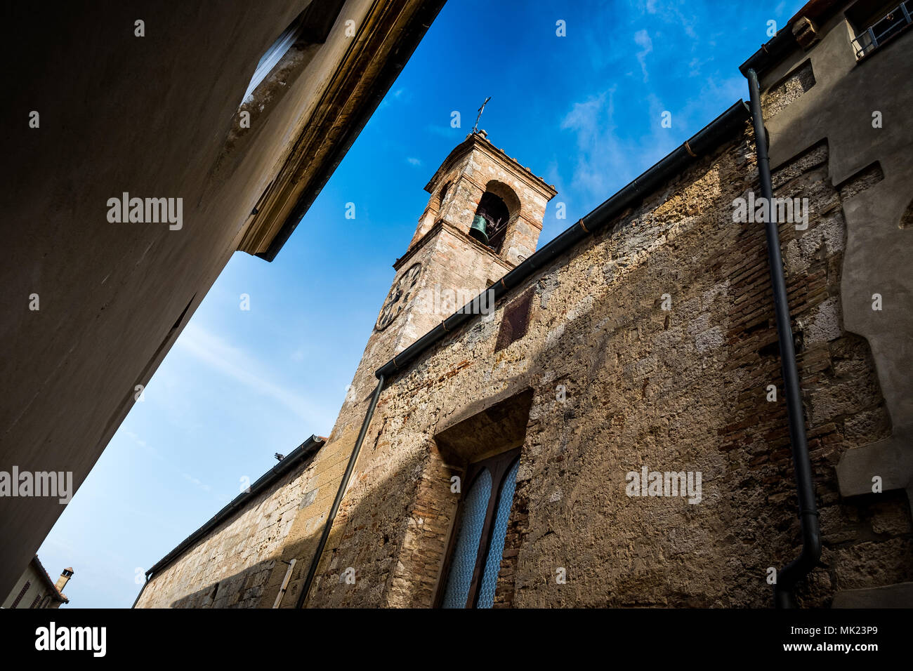 Bibbona, Livorno, Italia - Aprile 2018 il borgo medievale di Bibbona in Toscana, la chiesa parrocchiale di Sant'Ilario è un edificio sacro, antica campana t Foto Stock