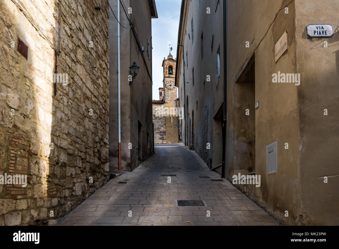 Bibbona, Livorno, Italia - Aprile 2018 il borgo medievale di Bibbona in Toscana, la chiesa parrocchiale di Sant'Ilario è un edificio sacro, antica campana t Foto Stock