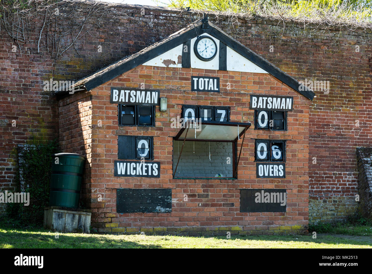 Un mattone costruito cricket scoreboard in motivi di Enville estate in Staffordshire, Inghilterra. Foto Stock
