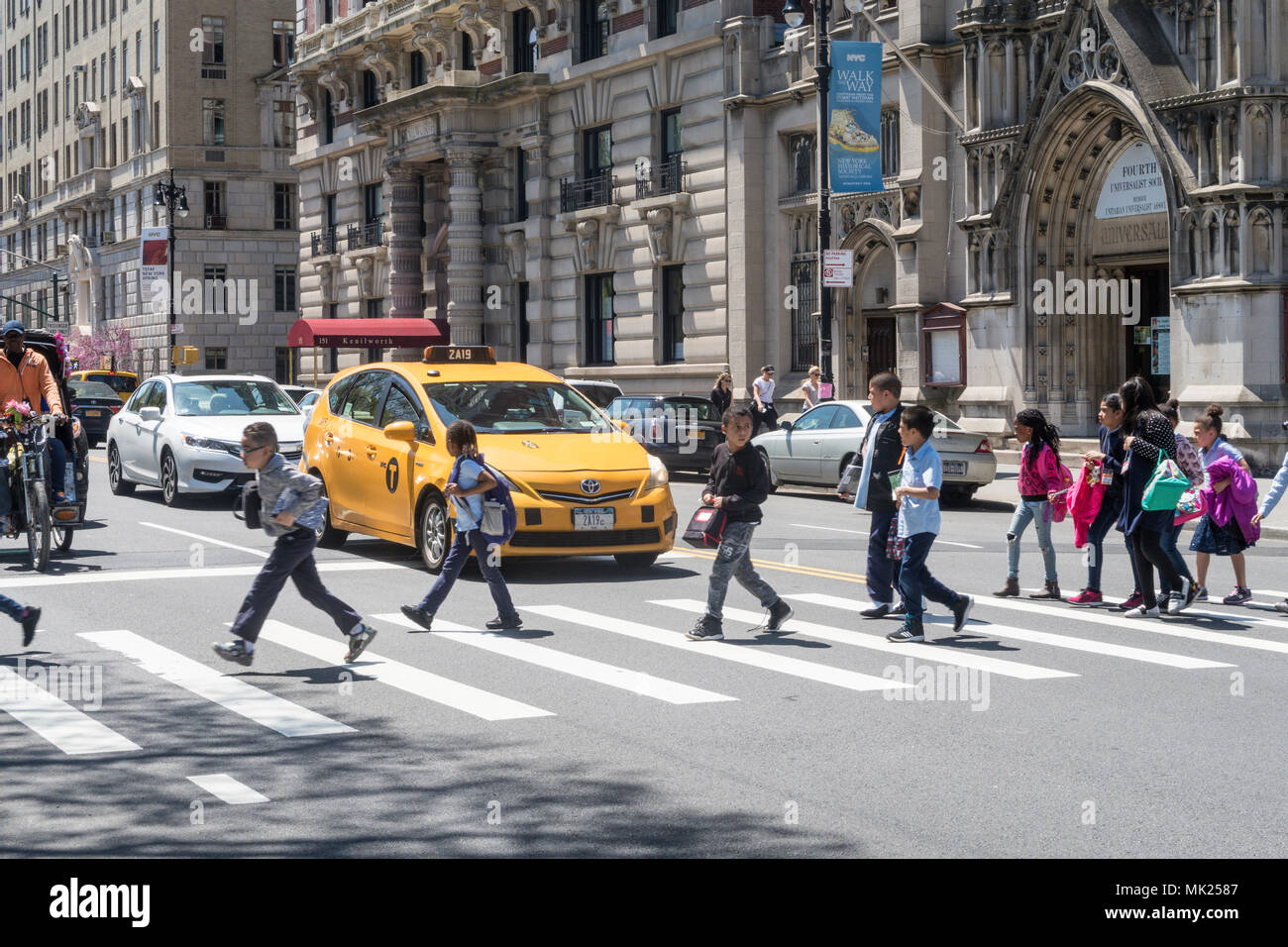 I bambini della scuola attraversando Central Park West sulla Upper West Side di Manhattan, New York, Stati Uniti d'America Foto Stock