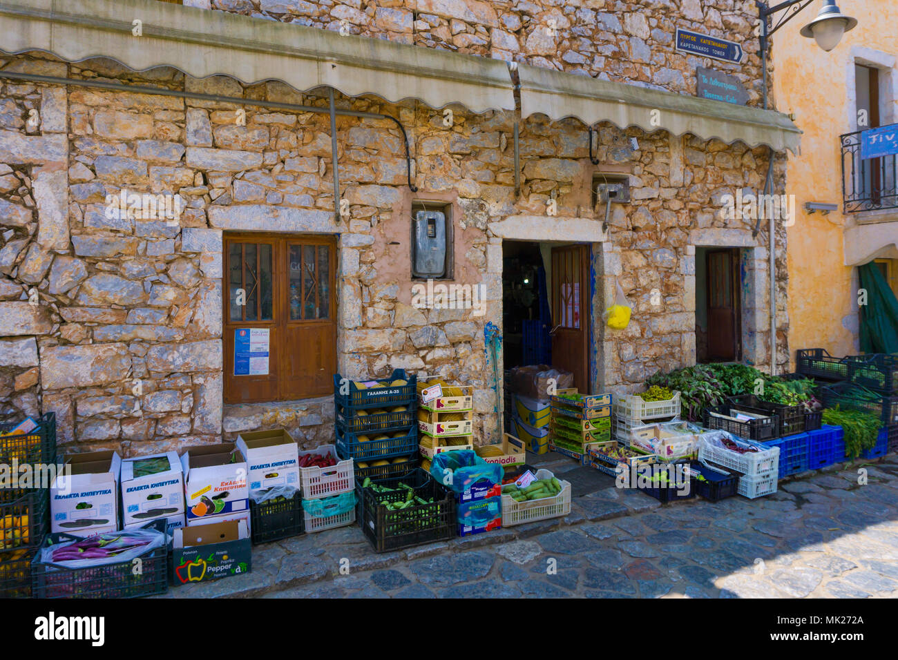 Un mercato tradizionale (frutta store) nel villaggio di Areopoli in mani Grecia Foto Stock