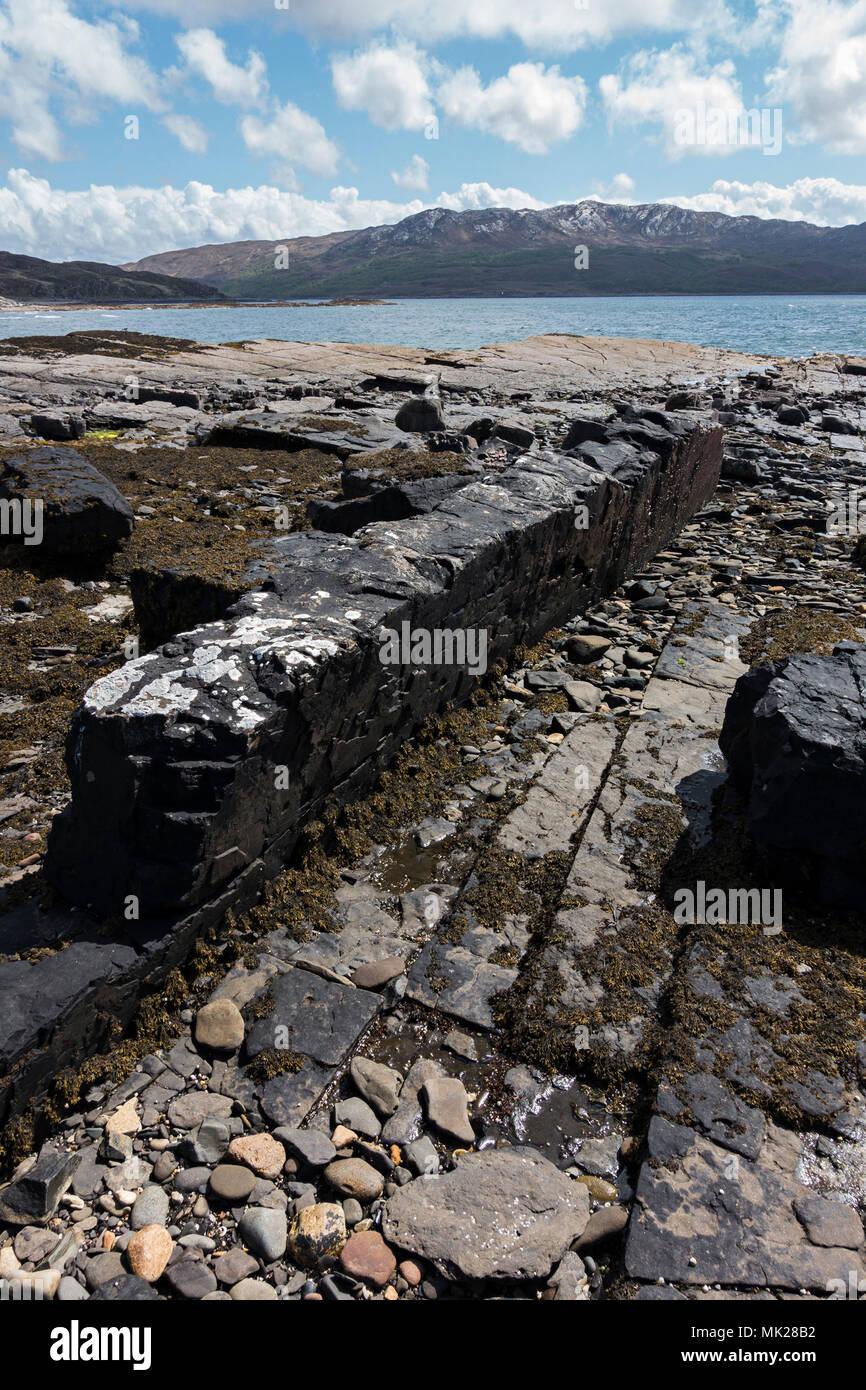 Bene una retta verticale invadente vulcanica di basalto mafic dyke sulla spiaggia Boreraig, Isola di Skye, Scotland, Regno Unito. (Vedere anche le immagini MK28B3, 4 & 5) Foto Stock