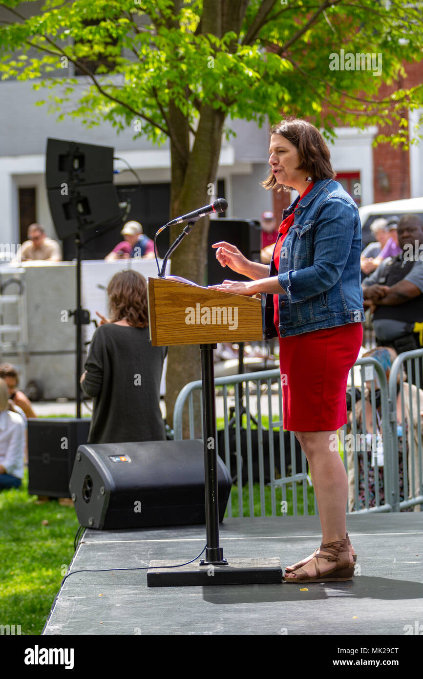 Lancaster, PA, Stati Uniti d'America - 5 Maggio 2018: Jess Re, Democratici congressuale del candidato per la Pennsylvania'XI distretto, parla a una politica dei rally. Foto Stock