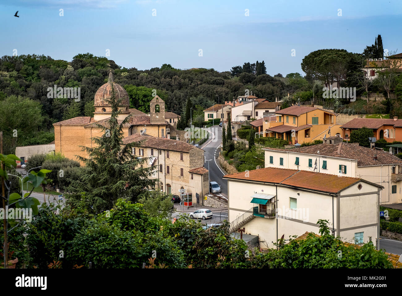 Bibbona, Livorno, Italia - Aprile 2018 il borgo medievale di Bibbona in Toscana, vista dal centro storico con una vista della chiesa della Vergine Foto Stock