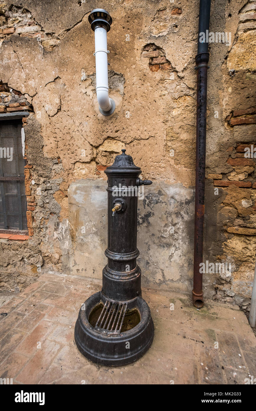 Bibbona, Livorno, Italia - Aprile 2018 il borgo medievale di Bibbona in Toscana, sorgente di acqua nel centro storico Foto Stock