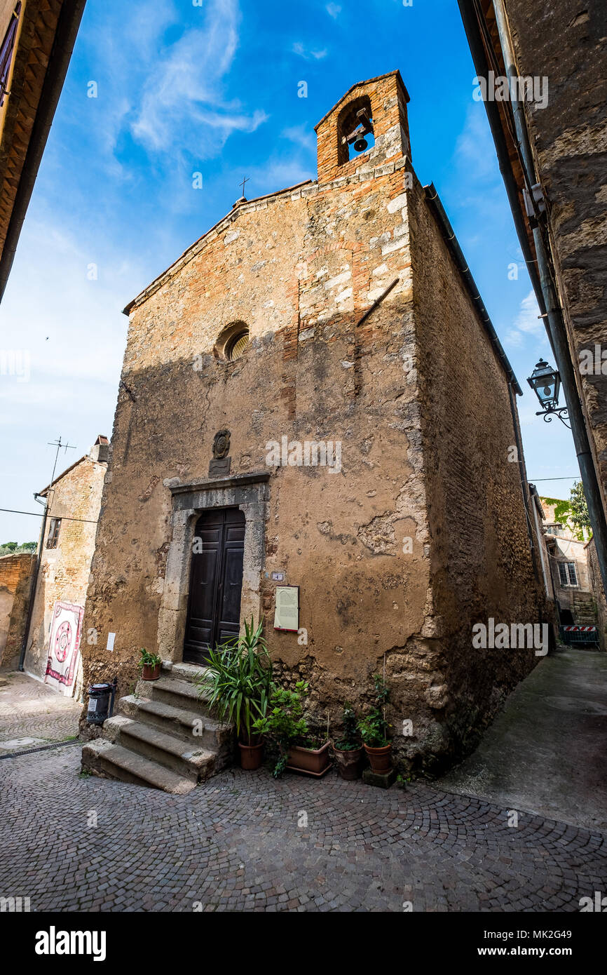 Bibbona, Livorno, Italia - Aprile 2018 il borgo medievale di Bibbona in Toscana, la piccola chiesa di San Giuseppe nel centro storico Foto Stock