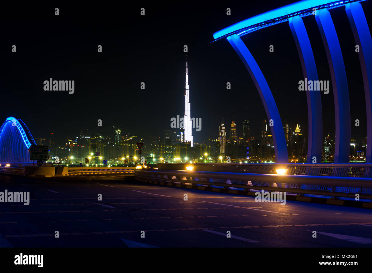 Dubai, Emirati Arabi Uniti, 20 Aprile 2018: Downtown Dubai cityscape vista panoramica dal ponte di Meydan di notte Foto Stock