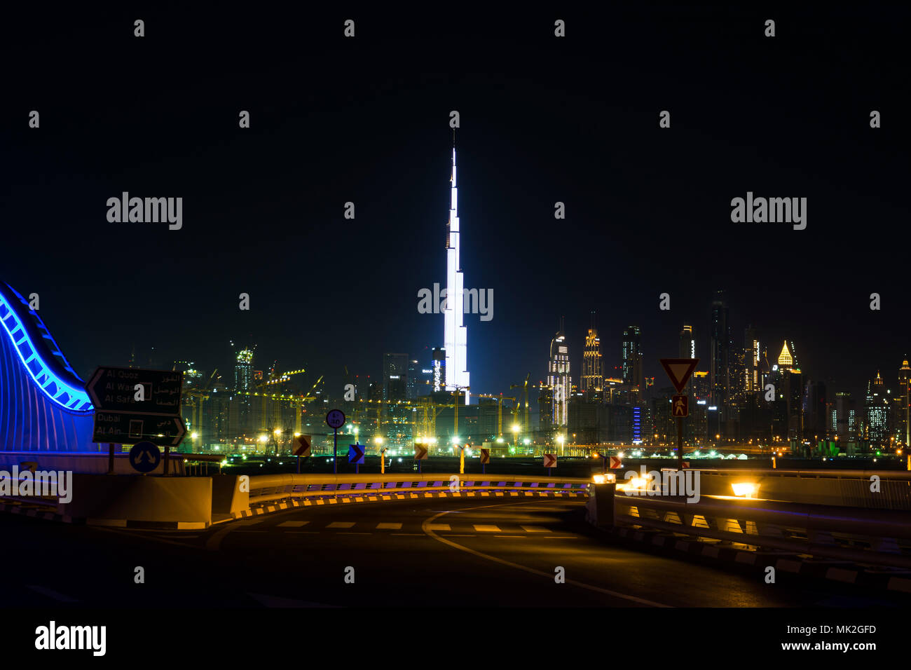 Dubai, Emirati Arabi Uniti, 20 Aprile 2018: Downtown Dubai cityscape vista panoramica dal ponte di Meydan di notte Foto Stock