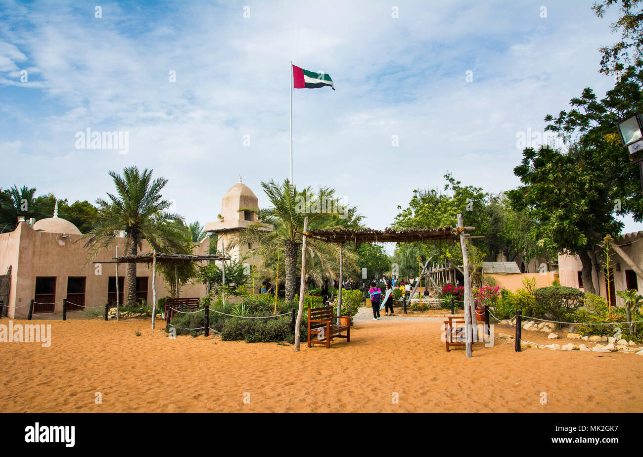 Abu Dhabi, Emirati Arabi Uniti - 27 Aprile 2018: Abu Dhabi heritage village scena con molti visitatori a piedi attorno a tempo di giorno Foto Stock