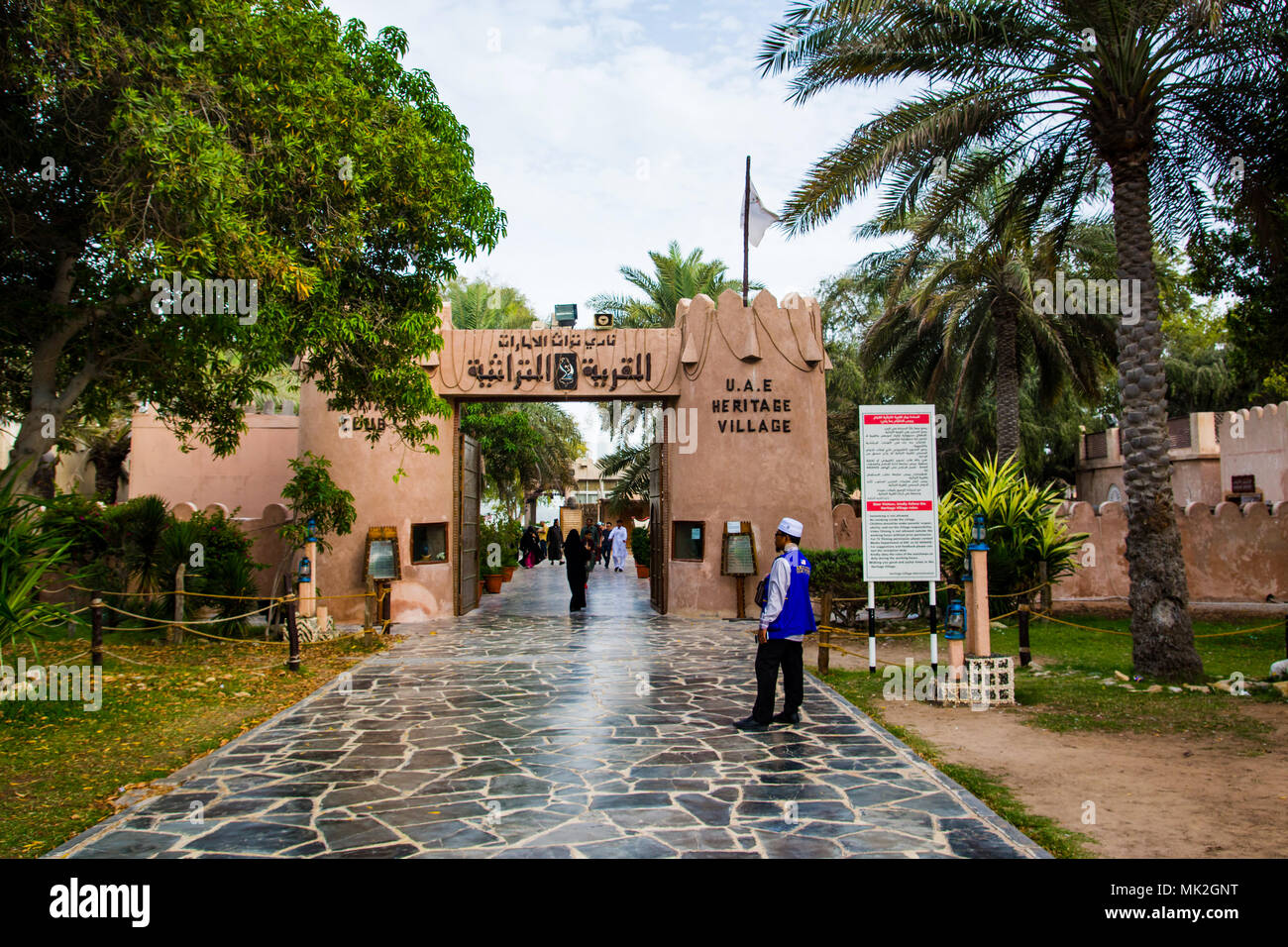 Abu Dhabi, Emirati Arabi Uniti - 27 Aprile 2018: Abu Dhabi heritage village scena con molti visitatori a piedi attorno a tempo di giorno Foto Stock