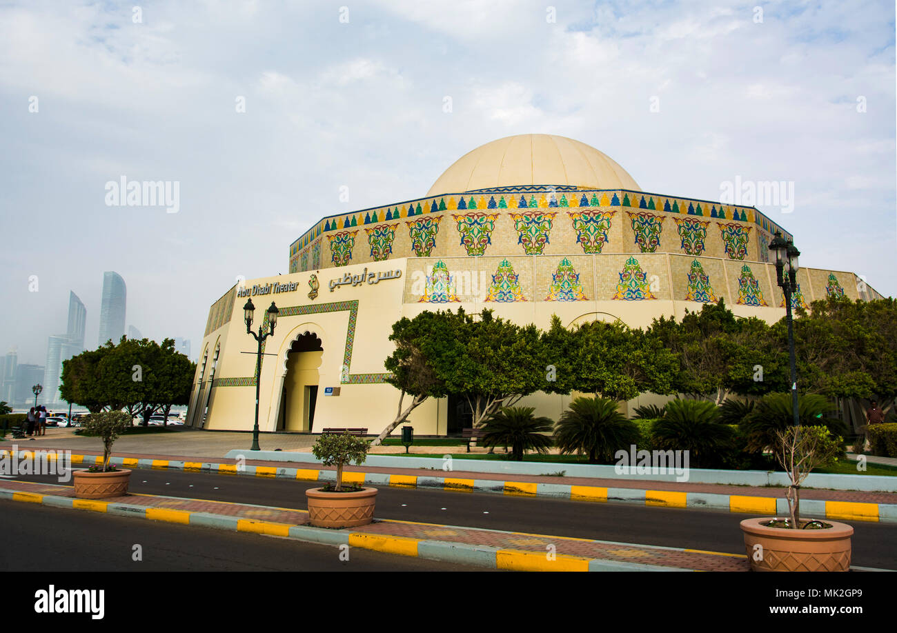Abu Dhabi, Emirati Arabi Uniti - 27 Aprile 2018: Abu Dhabi theatre è un edificio situato su Al Marina Isola a tempo di giorno Foto Stock