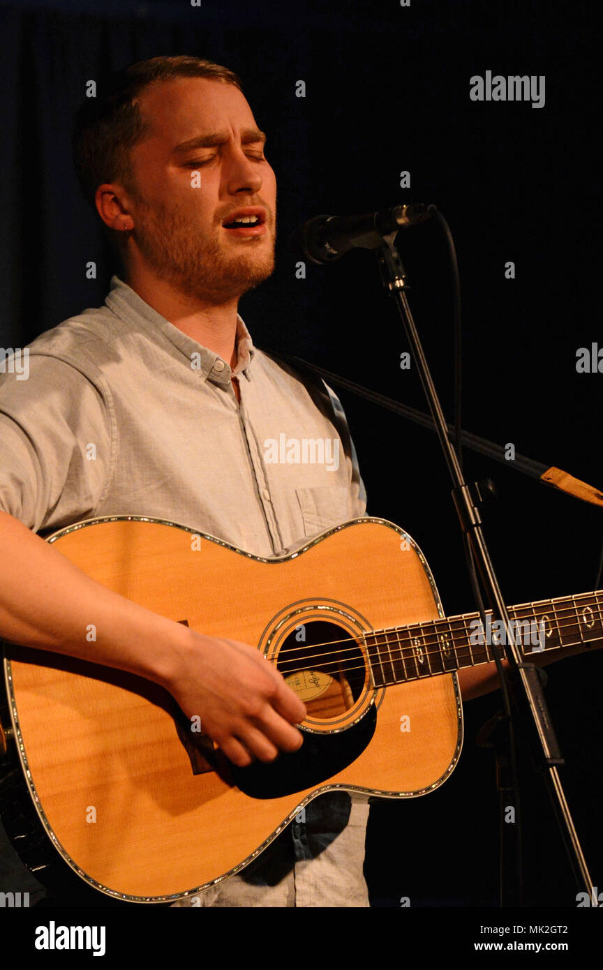 Adam Holmes di musica folk per suonare un assolo di spettacolo presso la Carnegie Hall di Shetland Foto Stock