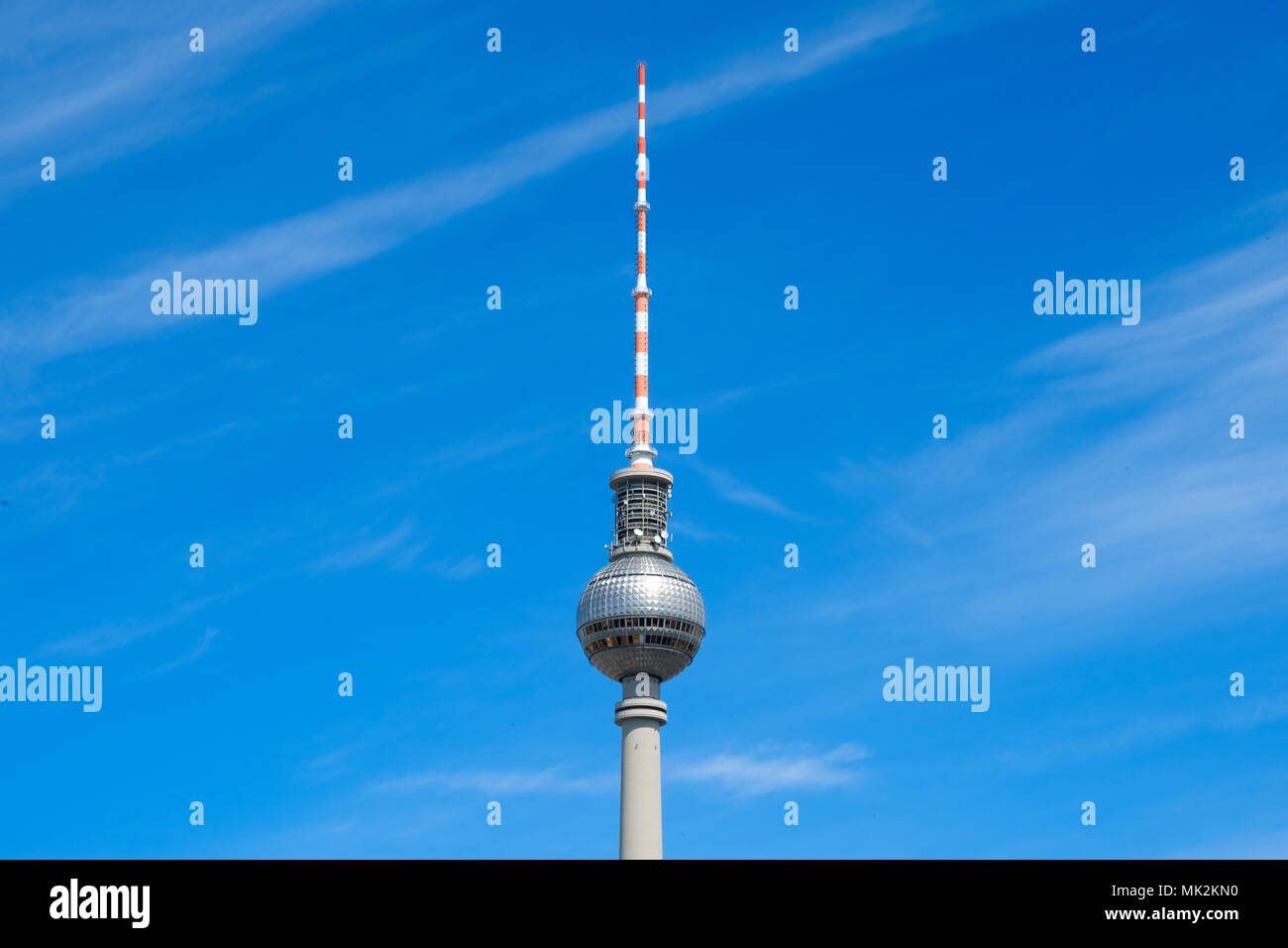 La torre della televisione / TV Tower (Fernsehturm), la più famosa attrazione a Berlino, Germania Foto Stock