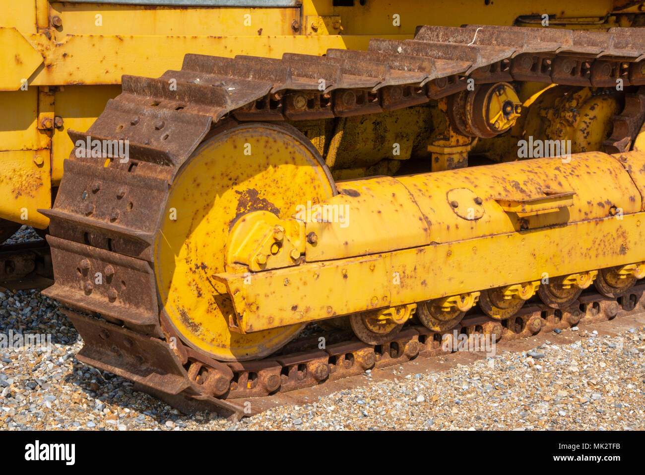 Parte di Caterpillar Tracks sul trattore parcheggiato sulla spiaggia di Aldeburgh, Suffolk, Inghilterra, Regno Unito. Foto Stock
