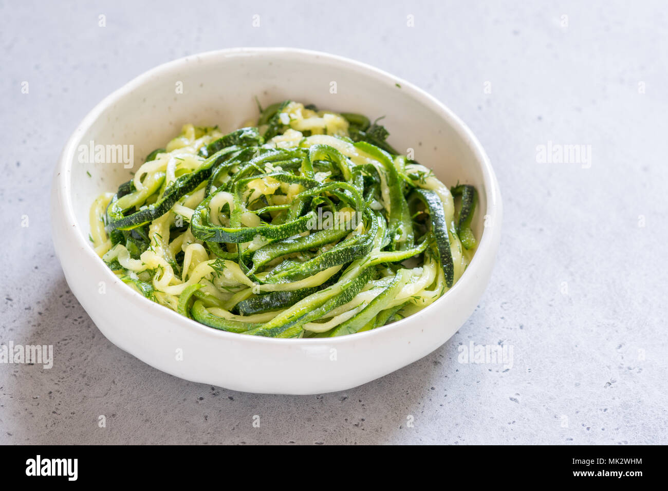 Decapati tagliatelle di zucchine con aneto, aglio e miele Foto Stock