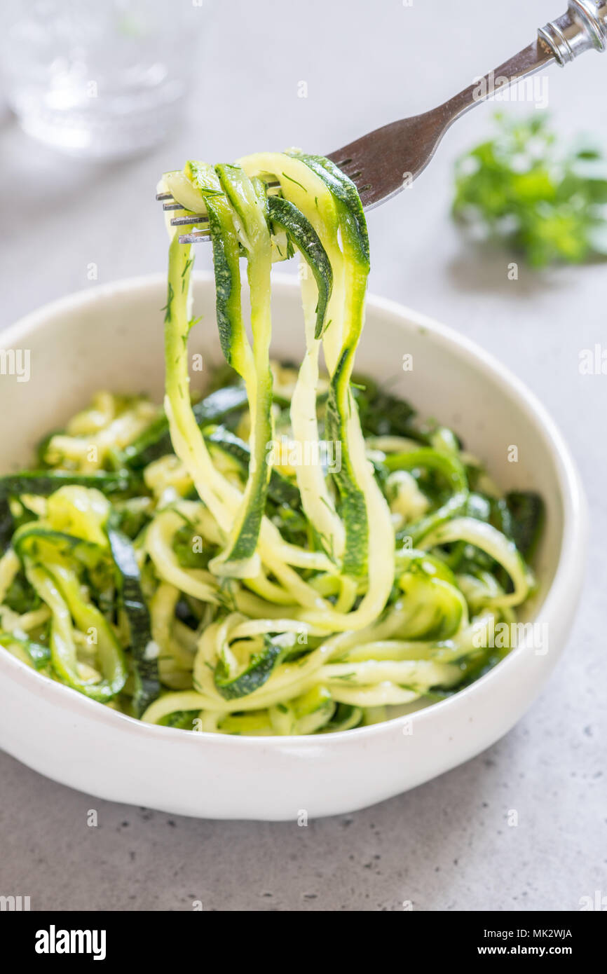 Decapati tagliatelle di zucchine con aneto, aglio e miele Foto Stock