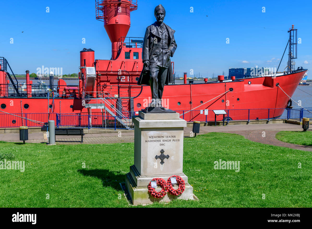 Statua commemorativa di squadron leader Mahinda Singh Pujji DFC. Banca di fiume Gravesend Kent Foto Stock