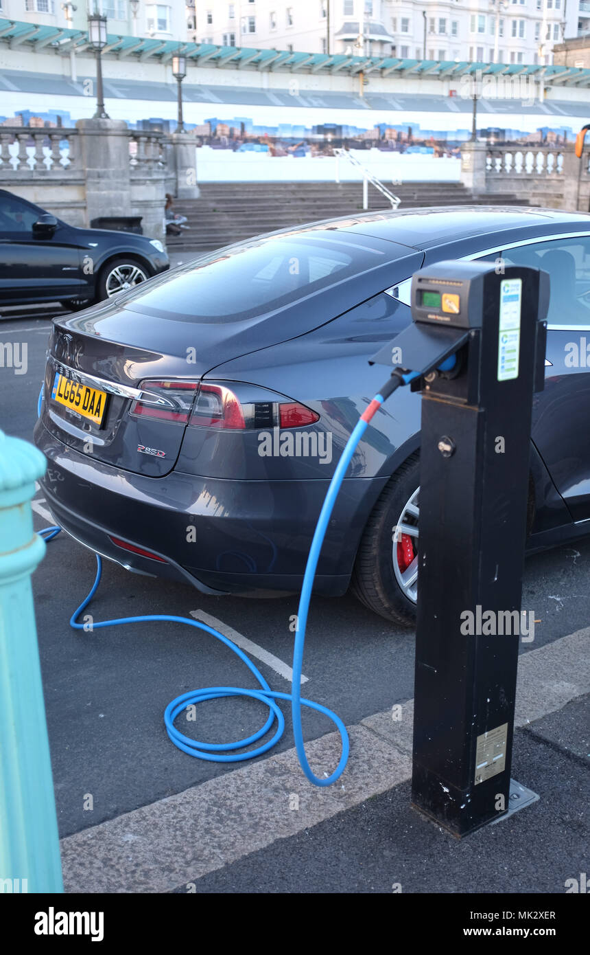 Brighton Regno Unito 6 Maggio 2018 - Tesla carica in auto fino al punto elettrico sul lungomare di Brighton Foto Stock